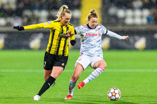 Stina Blackstenius of Häcken and Carolin Simon of Bayern