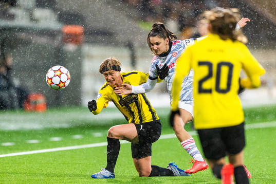 Luna Nörgaard Gevitz of Häcken and Jovana Damnjanovic of Bayern Munich