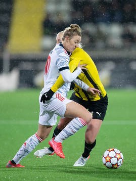 Carolin Simon of Bayern Munich and Stina Blackstenius of