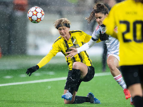 Luna Nörgaard Gevitz of Häcken and Jovana Damnjanovic of Bayern Munich