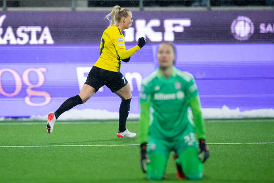 Stina Blackstenius of Häcken celebrates scoring 1-0