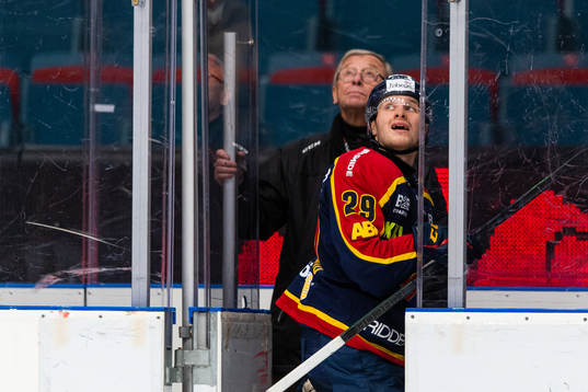 Djurgårdens Sebastian Strandberg går in i utvisningsbåset