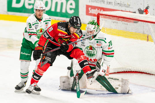 Rögles Samuel Johannesson och målvakt Calle Clang