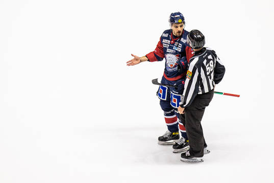 Linköpings Robert Lantosi diskuterar med linjedomare