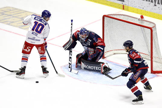 Oskarshamns Dale Weise , Linköpings målvakt Marcus