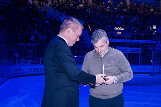 s assisterande tränare Fredrik Stillman får en pokal av