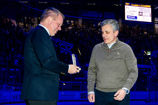 s assisterande tränare Fredrik Stillman får en pokal av