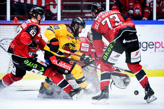 Luleås Jack Connolly oroar framför Malmö Redhawks