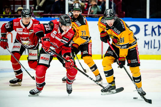 Malmö Redhawks Lars Bryggman mot Luleås Pontus Andreasson
