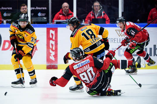 Luleås Sami Lepistö och Pontus Själin i en kamp mot
