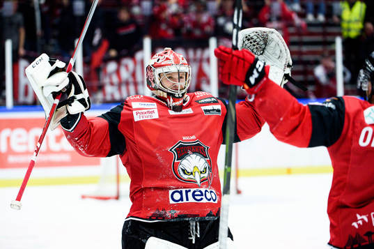 Malmö Redhawks målvakt Daniel Marmenlind jublar