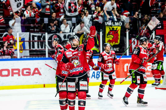 Malmö Redhawks Carl Söderberg jublar med lagkamraterna