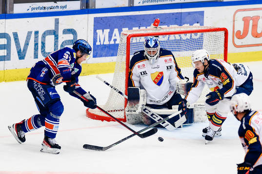 Växjös Glenn Gustafsson oroar vid Djurgårdens målvakt