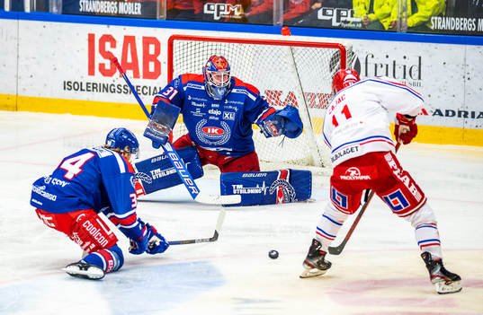 Oskarshamns Philip Samuelsson och målvakt Tim Juel samt