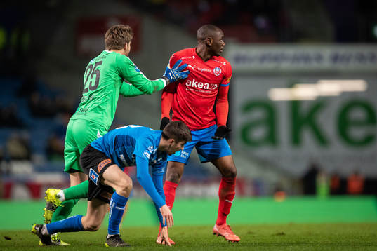 Helsingborgs målvakt Kalle Joelsson stoppar Ravy