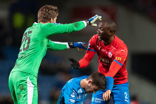 Helsingborgs målvakt Kalle Joelsson stoppar Ravy