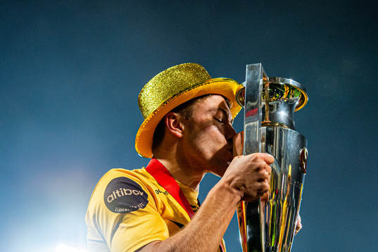 Fredrik André Bjørkan of Bodø/Glimt kisses the trophy winning the league