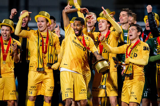Morten Konradsen, Amahl Pellegrino, Hugo Vetlesen and players of Bodø/Glimt celebrate winning the league