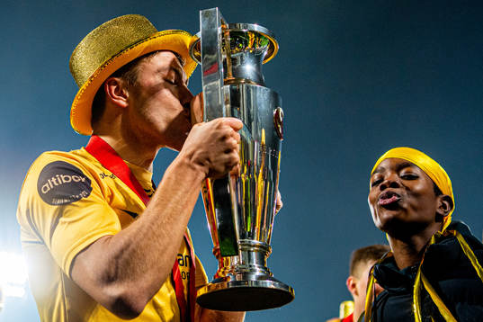 Fredrik André Bjørkan of Bodø/Glimt kisses the trophy winning the league