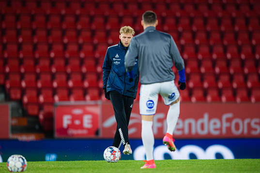 Jonathan Lindseth of Sarpsborg 08 warms up ahead of the Eliteserien match between Brann and Sarpsborg 08 on December 12, 2021 in Bergen.