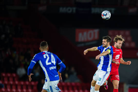 Joachim Thomassen of Sarpsborg 08 and Bård Finne of Brann