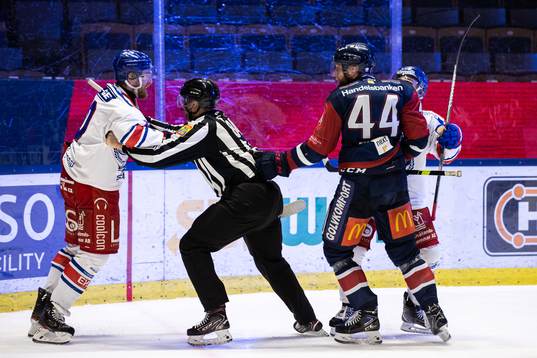 Oskarshamns Dale Weise och Linköpings Jonas Junland i bråk