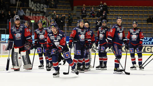 Linköpings spelare med Patrick Russel jublar