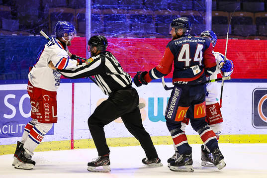 Oskarshamns Dale Weise och Linköpings Jonas Junland