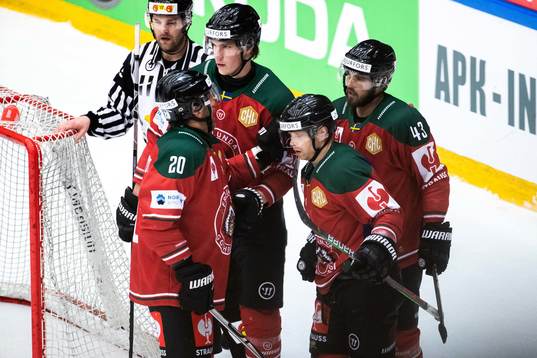 Ryan Lasch of Frölunda celebrate with teammates