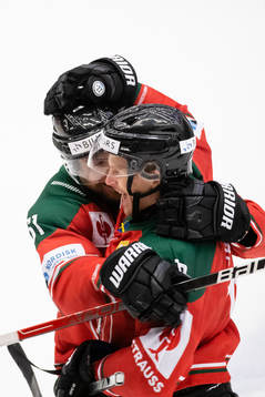 Max Friberg of Frölunda celebrates scoring 2-2 with Mats