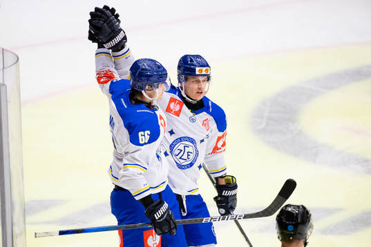 Nils Åman of Leksand  celebrates scoring 2-3 with Martin