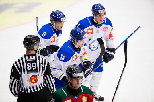 Nils Åman of Leksand  celebrates scoring 2-3 with team