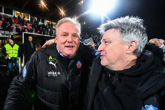 Helsingborgs tränare Jörgen Lennartsson jublar tillsammans med Lino Boriero