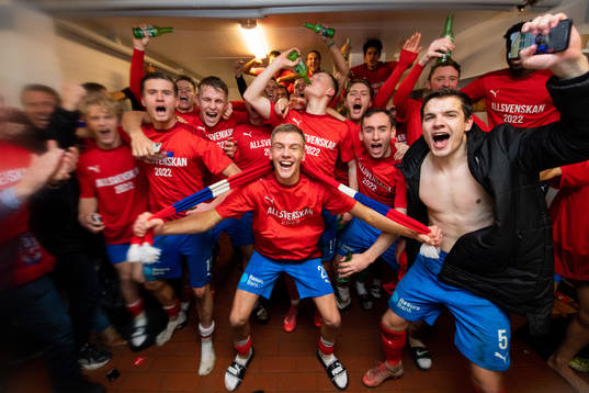 Helsingborgs Wilhelm Loeper, Casper Widelll Dennis Olsson, Rasmus Karjalainen, Vladislav Kreida och Brandur Hendriksson Olsen mfl jublar i omklädningsrummet