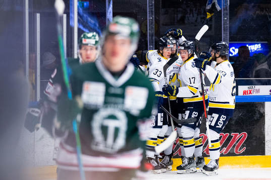 s Måns Lindbäck jublar med lagkamrater