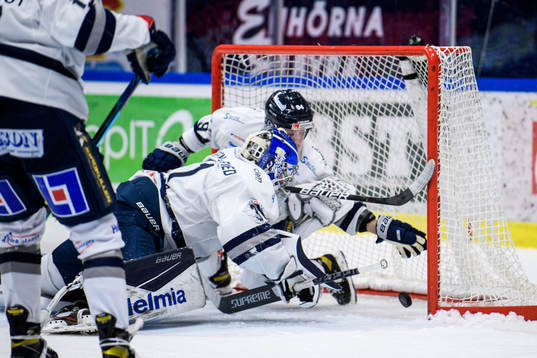 Karlskogas målvakt Marcus Hellgren Smed och Gustaf