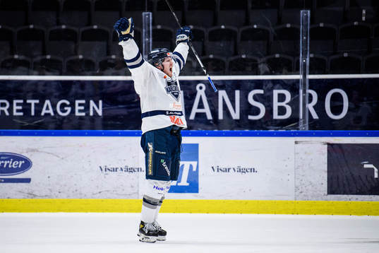 Karlskogas Arvid Aronsson jublar