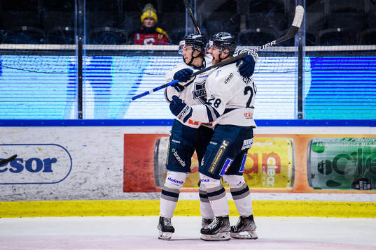 Karlskogas Sebastian Fakt (th) jublar