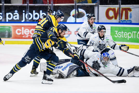 Södertäljes Gustav Willman Borvik och Karlskogas målvakt
