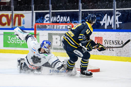 Karlskogas målvakt Marcus Hellgren Smed räddar ett skott