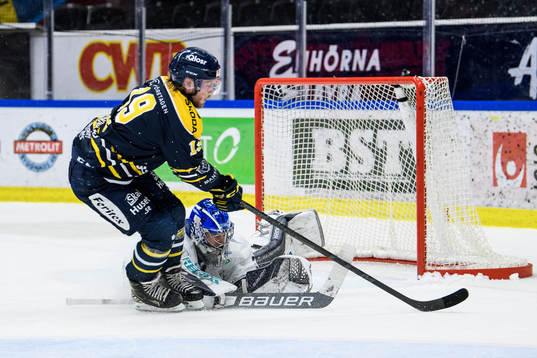 Södertäljes Villiam Haag och Karlskogas målvakt Marcus