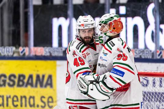 Moras Steven Seigo och målvakt Matteus Ward jublar