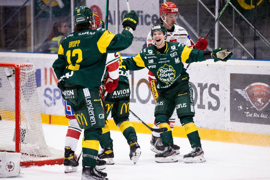 Björklövens Axel Ottosson och Ryan Gropp jublar