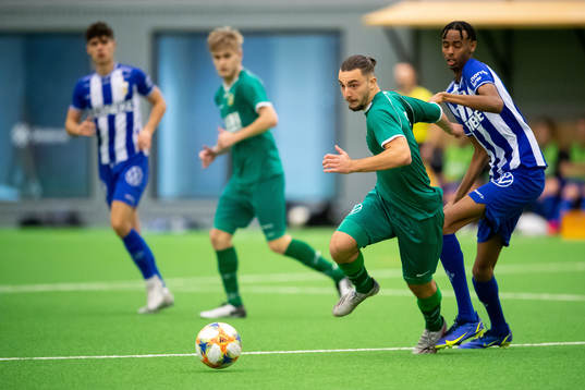 Hammarbys Ahmet Tuhral och Göteborgs Yakub Finey finalen i P19-Allsvenskan mellan IFK Göteborg och Hammarby den 18 december 2021 i Göteborg. 