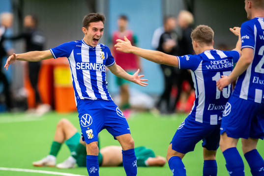 Göteborgs Anton Kurochkin spelare jublar