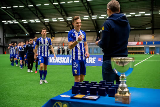 Göteborgs Tim van Assema tar emot guldmedaljen