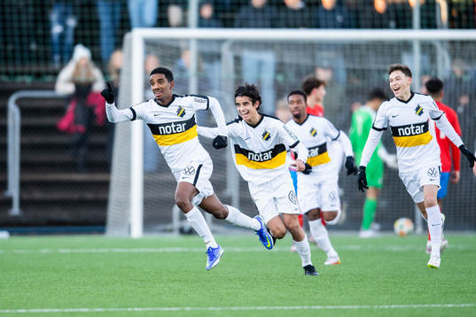 AIKs Alexander Fesshaie Beraki jublar efter 1-2