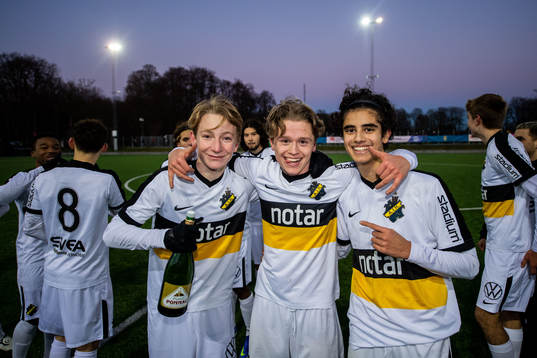 AIKs Rasmus Granath och Elias Ziani  jublar