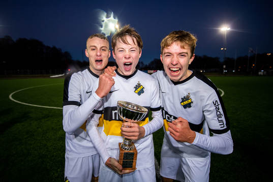 AIKs Nikola Radojcic, Wilmer Olofsson och Marcus Valgma  jublar