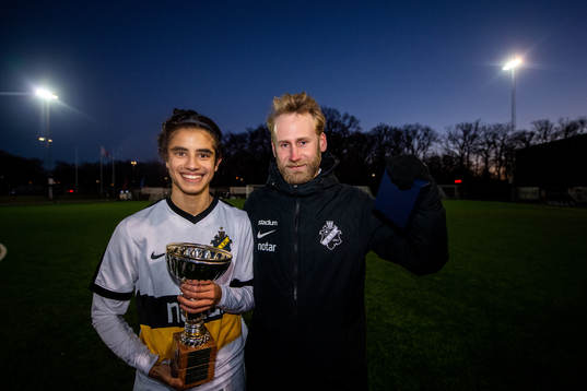 AIKs Elias Ziani och tränare Nils Heingård jublar